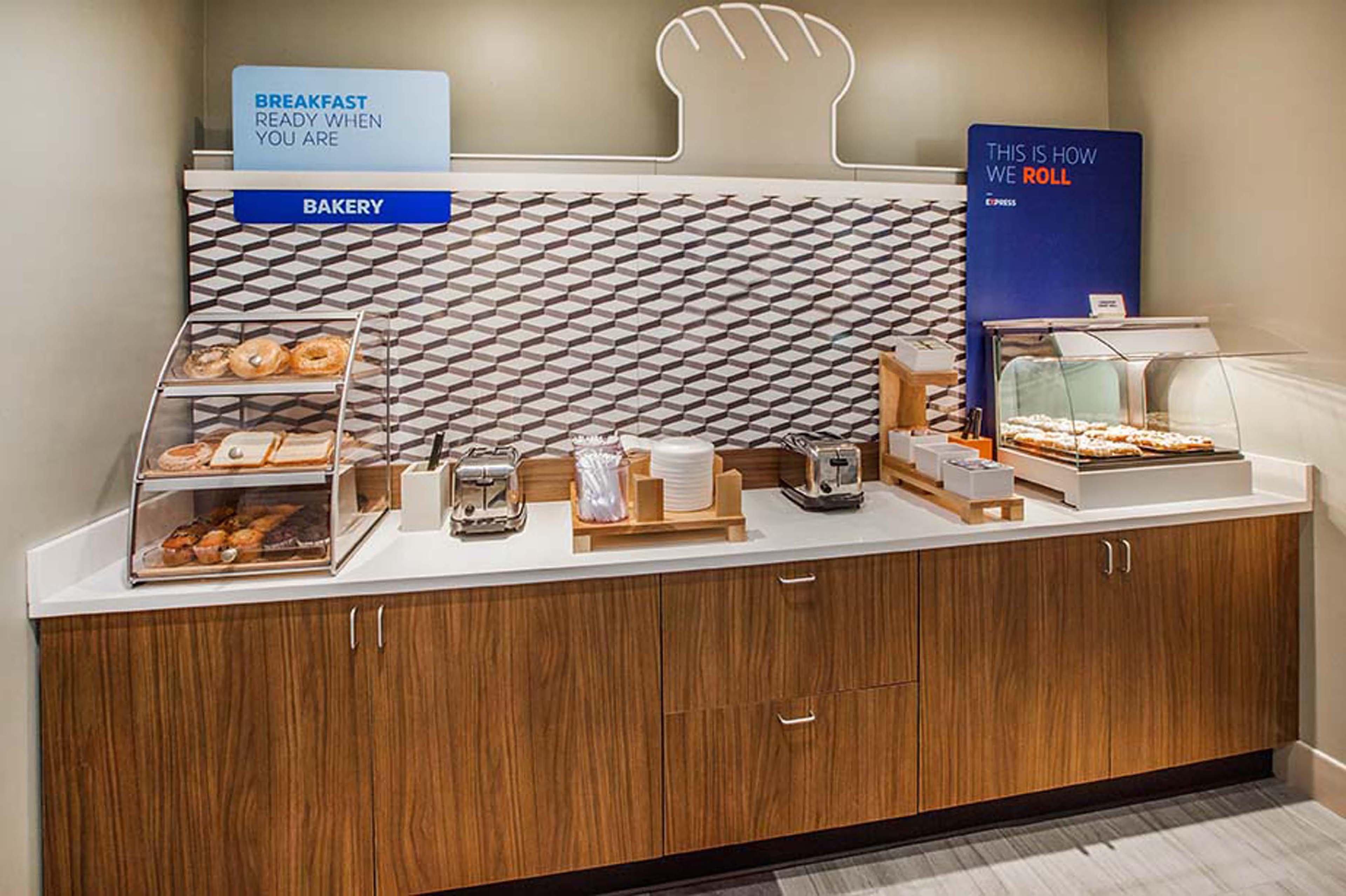 Holiday Inn Express Kansas City - At The Legends! By Ihg Bonner Springs Exterior foto